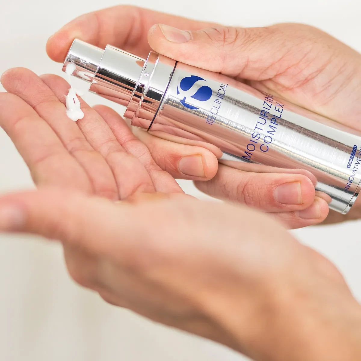 iS Clinical Moisturising Complex